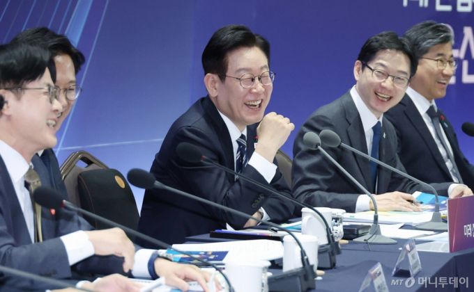 [울산=뉴시스] 최동준 기자 = 이재명 대통령이 23일 울산전시컨벤션센터에서 열린 '울산의 마음을 듣다' 타운홀 미팅에서 참석자들 발언을 들으며 웃고 있다. (청와대통신사진기자단) 2026.01.23. photocdj@newsis.com /사진=최동준