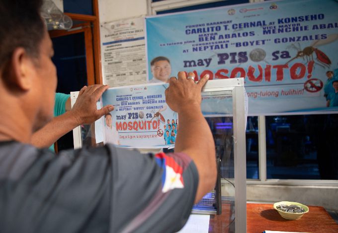 19일(현지시간) 필리핀 마닐라 인근 애디션 힐스 마을에서는 뎅기열을 근절하기 위해 모기나 모기 유충 한 마리를 잡아올 경우 생사에 상관 없이 1페소(한화 약 25원)의 보상금을 지급하기로 했다. 마을 관리가 주민들이 잡아온 모기를 가두는 모기 살충기에 라벨을 붙이고 있는 모습이다. /AFPBBNews=뉴스1