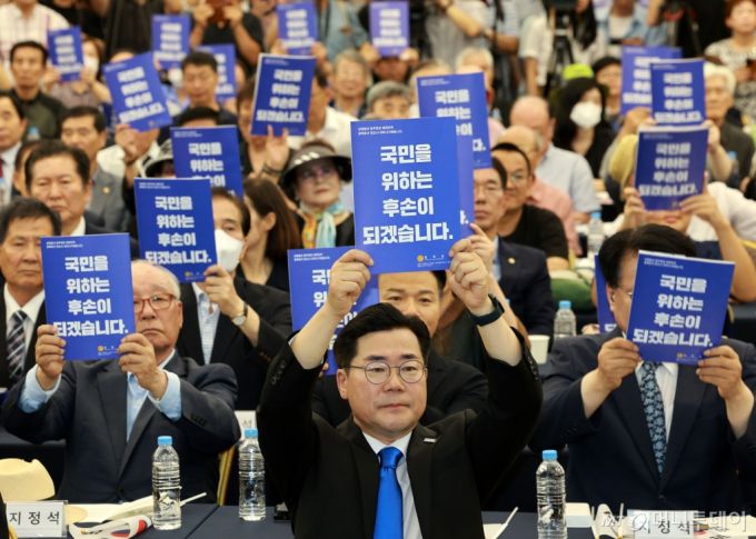 [서울=뉴시스] 고범준 기자 = 박찬대 더불어민주당 당대표 직무대행 겸 원내대표가 15일 서울 용산구 백범김구기념관에서 광복회 주최로 열린 제79주년 광복절 기념식에서 브로셔에 프린트 된 '국민을 위하는 후손이 되겠습니다'란 글귀를 들어보이고 있다. 2024.08.15. bjko@newsis.com /사진=고범준