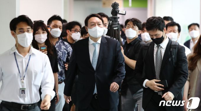 대선 출마 후 공식 행보에 나선 윤석열 전 검찰총장이 30일 오전 서울 여의도 국회 소통관을 방문하고 있다./사진=뉴스1