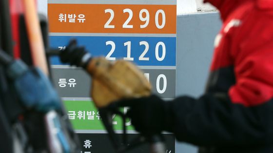 국제유가가 연일 오르고 있는 2일 서울시의 한 주유소에서 종업원이 업무를 하고 있다/사진=뉴스1