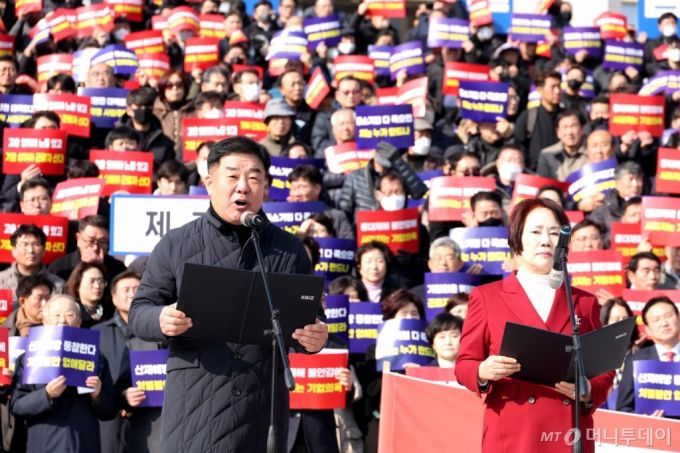 임경준 중소기업중앙회 지역중소기업회장단협의회 회장(왼쪽)과 이정한 한국여성경제인협회장(오른쪽)이 31일 중대재해처벌법 유예를 촉구하는 성명을 낭독하고 있다. 중소기업인들은 성명에서 "중소기업 사장은 직원들에게 월급을 주고, 근로자와 함께 공장에서 구슬땀 흘리며 눈코 뜰 새 없이 바쁜 일상을 보내고 있다"며 "이런 기업인들에게 법 준수에 대한 명확한 지침도 없이 사고가 발생하면 처벌하겠다는 것은 너무나 가혹하다"고 호소했다./사진제공=중소기업중앙회.