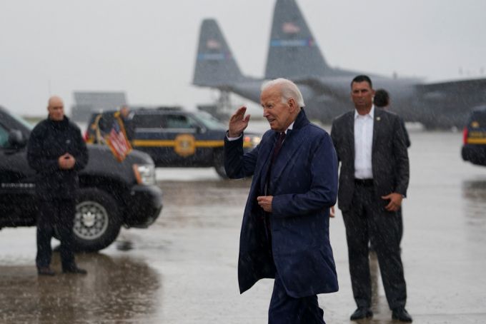 조 바이든 미국 대통령이 8일(현지시간) 델라웨어주(州) 뉴캐슬의 공군 기지에 대통령 전용기 '에어포스원'을 타고 도착한 직후 장병의 거수경례를 받고 있다. 2024.08.08.  /로이터=뉴스1