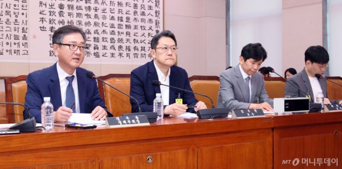 [서울=뉴시스] 김금보 기자 = 정우용 한국상장회사협의회 정책부회장이 11일 오후 서울 여의도 국회에서 열린 법제사법위원회 법안심사제1소위원회 상업개정안 관련 공청회에서 진술인 발언을 하고 있다. 왼쪽부터 정우용 한국상장회사협의회 정책부회장, 김우찬 고려대학교 경영대학 교수, 최준선 성균관대학교 법학전문대학원 명예교수, 윤태준 주주행동플랫폼 액트 기업지배구조연구소 소장. 2025.07.11. kgb@newsis.com /사진=김금보