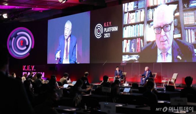 문정인 세종연구소 이사장(오른쪽 아래)과 에드윈 퓰러 해리티지 재단 이사장(오른쪽 위)이 29일 여의도 콘래드 서울에서 열린 머니투데이 주최 '키플랫폼 2021' 총회에서 '어게인 2018: 한반도 평화와 한미동맹의 미래'에 대한 화상 대담을 하고 있다. /사진=이기범 기자.