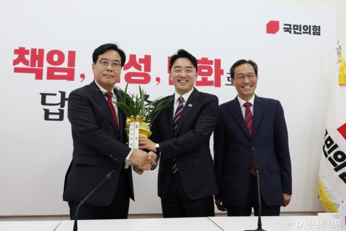 [서울=뉴시스] 고승민 기자 = 강훈식 대통령 비서실장이 17일 서울 여의도 국회 송언석 국민의힘 원내대표실을 예방해 이재명 대통령 명의 축하 난을 전달하고 있다. 2025.06.17. kkssmm99@newsis.com /사진=고승민