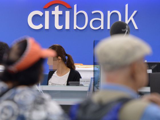 = 한국씨티은행의 대규모 점포 통폐합 계획을 둘러싸고 노사 간 갈등이 은행법 개정으로 번져가는 가운데 7일 서울 송파구 한국시티은행 올림픽훼미리지점에서 고객들이 은행 업무를 보기 위해 기다리고 있다. 노조와 정치권에서는 금융당국이 소비자 피해 최소화를 위해 정부의 적극적인 개입이 필요하다는 입장인 반면, 금융당국은 사실상 방관자적 스탠스를 취하고 있다. 씨티은행은 이날부터 하반기 안에 126개 전체 점포 가운데 101개를 없애기로 했다. 2017.7.7/뉴스1