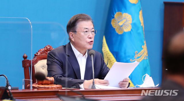[서울=뉴시스]추상철 기자 =문재인 대통령이 6일 오전 청와대 여민관에서 영상으로 열린 제51회 국무회의에 참석해 발언하고 있다. 2020.10.06.    scchoo@newsis.com