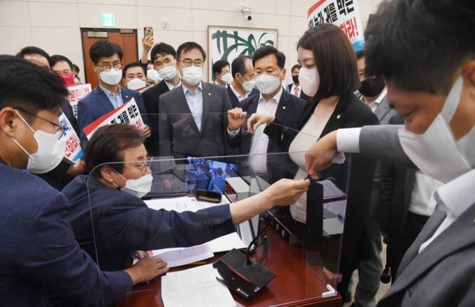 [서울=뉴시스 최동준 기자 = 19일 오후 서울 여의도 국회에서 열린 문화체육관광위원회 전체회의에서 국민의힘 의원들이 언론중재법 개정안을 통과시키려는 도종환 위원장의 회의 진행에 항의하고 있다. (공동취재사진) 2021.08.19. photo@newsis.com