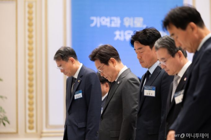 (서울=뉴스1) 이재명 기자 = 이재명 대통령이 16일 청와대 영빈관에서 열린 ‘기억과 위로, 치유의 대화’ 사회적 참사 유가족 간담회에서 묵념을 하고 있다. (대통령실 제공. 재판매 및 DB 금지) 2025.7.16/뉴스1  Copyright (C) 뉴스1. All rights reserved. 무단 전재 및 재배포,  AI학습 이용 금지. /사진=(서울=뉴스1) 이재명 기자