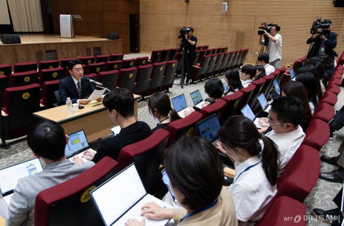 (서울=뉴스1) 이재명 기자 = 강훈식 대통령 비서실장이 28일 서울 용산 대통령실 청사에서 열린 기자간담회에서 발언을 하고 있다. 2025.8.28/뉴스1  Copyright (C) 뉴스1. All rights reserved. 무단 전재 및 재배포,  AI학습 이용 금지. /사진=(서울=뉴스1) 이재명 기자