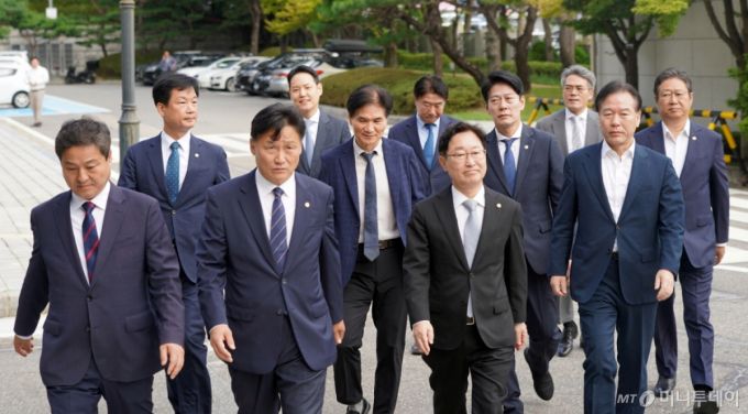 [서울=뉴시스] 고승민 기자 = 더불어민주당 전정권정치탄압대책위원회 김영진 위원장 등 위원들이 27일 오전 문재인 전 대통령에 대한 검찰 수사 중단을 요청하기 위해 서울 대검찰청을 항의 방문하고 있다. (사진=박균택 의원실 제공) 2024.09.27. photo@newsis.com *재판매 및 DB 금지 /사진=고승민