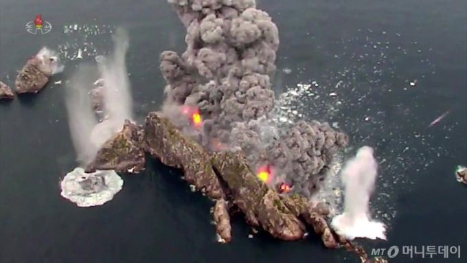 북한이 지난달 30일 탄도미사일로 분류되는 초대형 방사포를 동원한 '위력시위사격'을 진행했다고 보도한 모습. (사진= 조선중앙TV 캡처 ) / 사진=뉴시스