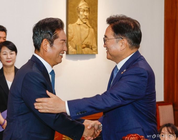 [서울=뉴시스] 고승민 기자 = 정청래(왼쪽 세번째) 더불어민주당 대표가 5일 서울 여의도 국회에서 우원식(왼쪽 네번째) 국회의장을 예방, 인사를 하고 있다. (공동취재) 2025.08.05. photo@newsis.com /사진=고승민