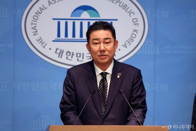 김병기  더불어민주당 의원이 5일 서울 여의도 국회 소통관에서 원내대표 출마를 선언하고 있다./사진=뉴시스