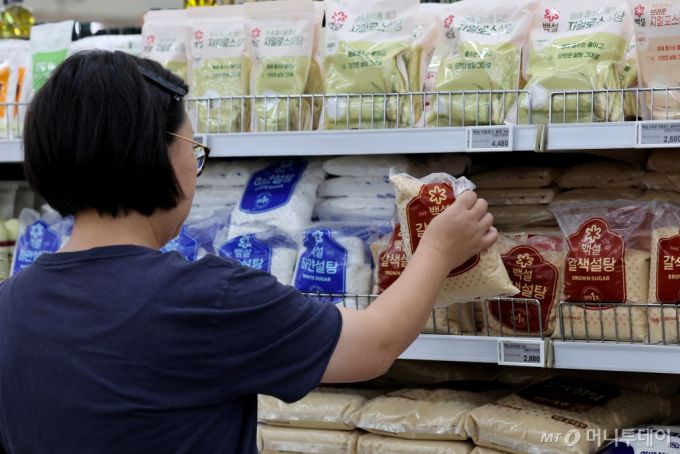 (서울=뉴스1) 장수영 기자 = 10일 오후 서울에 위치한 한 마트에서 시민이 설탕이 구매하고 있다.   지난 7일(현지시간) 기준 미국 ICE선물거래소에서 설탕은 파운드당 26.68센트에 거래되며 전년 동기(18.05센트)보다 47.8% 올랐다.   국제 설탕 최고점 가격은 지난 4월 27일 기록한 파운드당 26.99센트다. 2023.9.10/뉴스1  Copyright (C) 뉴스1. All rights reserved. 무단 전재 및 재배포 금지. /사진=(서울=뉴스1) 장수영 기자