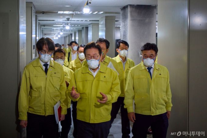 (서울=뉴스1) 이재명 기자 = 이재명 대통령이 10일 대전 유성구 국가정보자원관리원 화재 현장을 살펴보고 있다. (대통령실 제공. 재판매 및 DB 금지) 2025.10.10/뉴스1  Copyright (C) 뉴스1. All rights reserved. 무단 전재 및 재배포,  AI학습 이용 금지. /사진=(서울=뉴스1) 이재명 기자