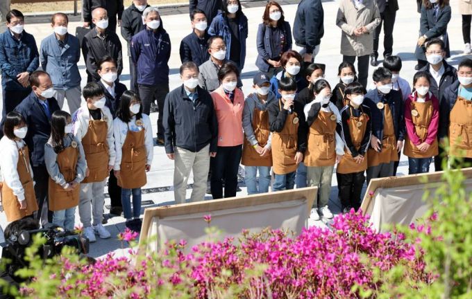[서울=뉴시스]박영태 기자 = 문재인 대통령과 김정숙 여사가 5일 서울 마포구 서울복합화력발전소에서 열린 제76회 식목일 기념행사에서 최병암 산림청장으로부터 2050 30억 그루 나무심기 추진계획을 보고받고 있다. 2021.04.05. since1999@newsis.com