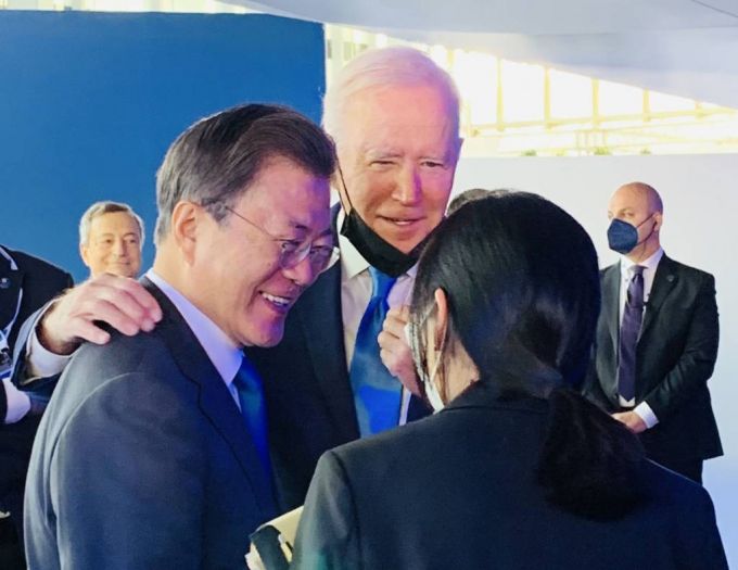 [로마=뉴시스] 김진아 기자 = 문재인 대통령이 30일(현지시간) 이탈리아 로마 누볼라 컨벤션에서 열린 G20 공식 환영식에 도착해 조 바이든 미국 대통령과 대화하고 있다. 2021.10.30.