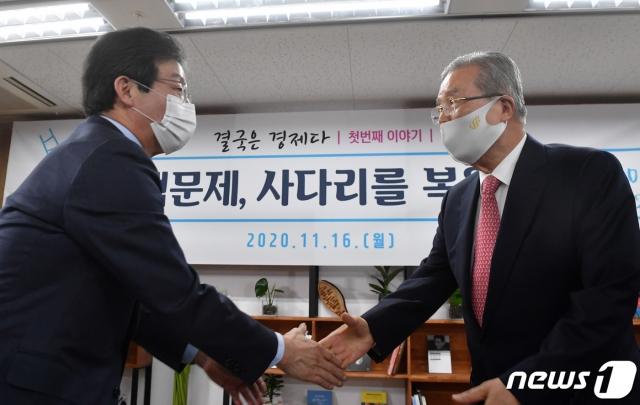 (서울=뉴스1) 박세연 기자 = 김종인 국민의힘 비대위원장이 16일 서울 여의도 국회 앞 태흥빌딩에 마련된 유승민 전 의원의 '희망 22' 사무실에서 '결국 경제다'를 주제로 열린 주택문제, 사다리를 복원하다 토론회에 참석해 인사말을 한 뒤 유 전 의원과 악수하고 있다. 2020.11.16/뉴스1