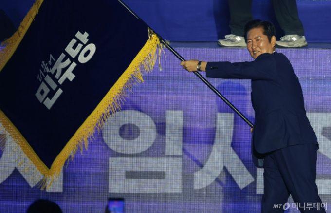 (고양=뉴스1) 유승관 기자 = 정청래 더불어민주당 신임 당대표가 2일 경기 고양시 킨텍스에서 열린 제2차 임시전국당원대회에서 당기를 흔들고 있다. (공동취재) 2025.8.2/뉴스1  Copyright (C) 뉴스1. All rights reserved. 무단 전재 및 재배포,  AI학습 이용 금지. /사진=(고양=뉴스1) 유승관 기자