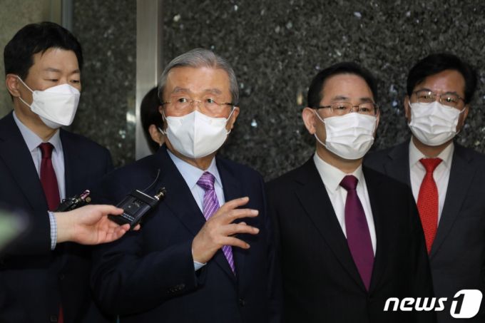 서울시장 보궐선거 범야권 단일화 후보로 오세훈 국민의힘 후보가 확정된 23일 서울 여의도 국회에서 김종인 비대위원장이 취재진들의 질문에 답하고 있다. /사진=뉴스1