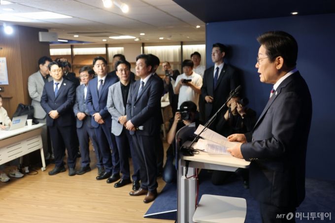 (서울=뉴스1) 이광호 기자 = 이재명 더불어민주당 대통령 후보가 25일 오전 서울 여의도 중앙당사에서 가진 기자간담회에서 모두 발언하고 있다. 2025.5.25/뉴스1  Copyright (C) 뉴스1. All rights reserved. 무단 전재 및 재배포,  AI학습 이용 금지. /사진=(서울=뉴스1) 이광호 기자