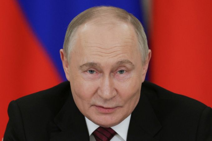 블라디미르 푸틴 러시아 대통령이 11일(현지시간) 모스크바에서 제2차 세계대전 승리 기념일 축하 행사를 마친 뒤 취재진과 만난 자리에서 우크라이나에 대면 협상 재개를 제안했다.  /AFPBBNews=뉴스1