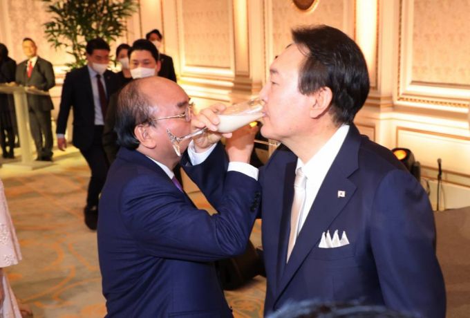 [서울=뉴시스 전신 기자 = 윤석열 대통령이 5일 청와대 영빈관에서 열린 국빈만찬에서 응우옌 쑤언 푹 베트남 국가주석과 함께 전통주를 마시고 있다. (대통령실통신사진기자단). 2022.12.05.