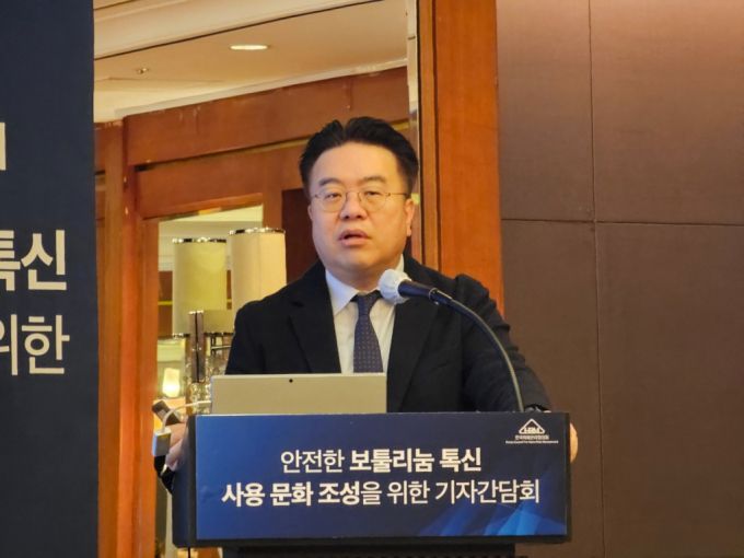 엄중식 가천대병원 감염내과 교수가 6일 서울 강남구 그랜드 인터컨티넨탈 서울 파르나스 호텔에서 열린 '안전한 보툴리눔 톡신 사용 문화 조성을 위한 기자간담회'에서 발언하고 있다./사진=이창섭 기자