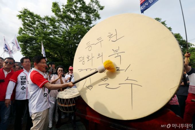 [동두천=뉴시스] 고승민 기자 = 김문수 국민의힘 대선 후보가 21일 경기 동두천시 지행역 광장을 찾아 유세 전 북을 치고 있다. 2025.05.21. kkssmm99@newsis.com /사진=고승민