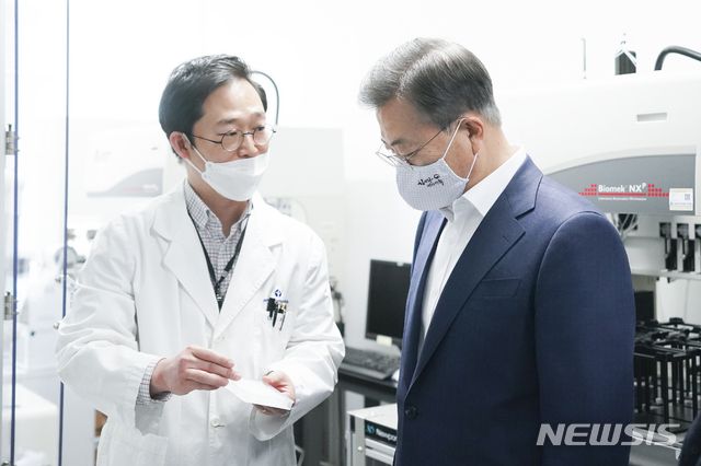[성남=뉴시스]박영태 기자 = 문재인 대통령이 9일 오전 경기 성남시 한국파스퇴르연구소 연구 시설에서 이홍근 선임연구원에게 화합물 처리과정에 대한 설명을 듣고 있다. 2020.04.09.   since1999@newsis.com