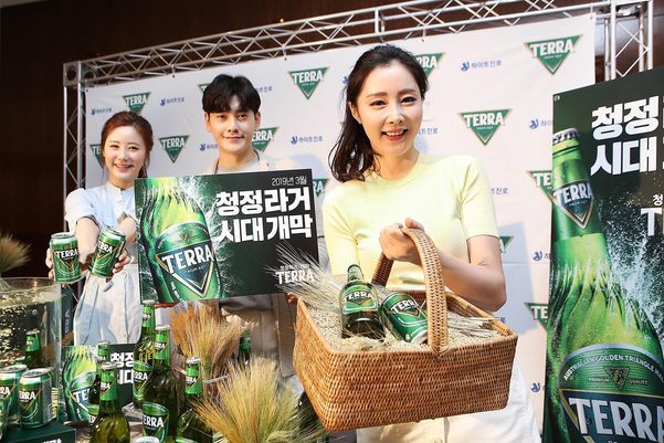 하이트진로측 관계자들이 ‘청정라거’ 테라 출시 행사를 진행하고 있다.