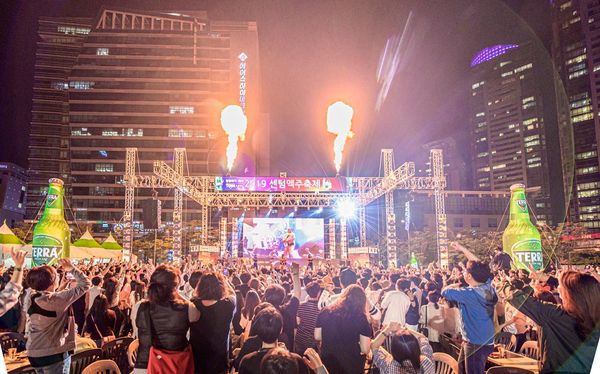 하이트진로는 맥주 성수기를 앞두고 전국의 맥주축제에 참가하는 등 신제품 테라 프로모션 행사를 적극 펼치고 있다.