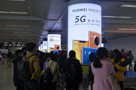 중국 저장성 항저우의 공항에 설치된 화웨이 5G 스마트폰 광고판. /김남희 특파원
