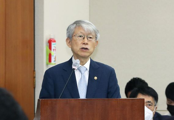 최기영 과학기술정보통신부 장관이 28일 오전 서울 여의도 국회에서 열린 과학기술정보방송통신위원회 전체회의에서 업무 보고를 하고 있다. /연합뉴스