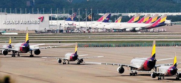 코로나 사태로 여객 수요가 급감하면서 아시아나항공 매각에도 차질이 빚어지고 있다. 아시아나 채권단과 우선협상대상자인 HDC현대산업개발은 재무 상태와 인수 조건을 놓고 입장 차를 좁히지 못하고 있다. 사진은 지난달 9일 인천공항 제1터미널 주기장에 운항을 멈춘 아시아나 항공기가 줄줄이 늘어서 있는 모습. /이태경 기자