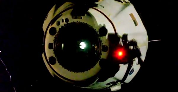 2일 오후 7시 34분(현지시각) ISS에서 분리돼 지구로 출발한 스페이스X 유인 왕복우주선 크루드래건. /트위터 캡처