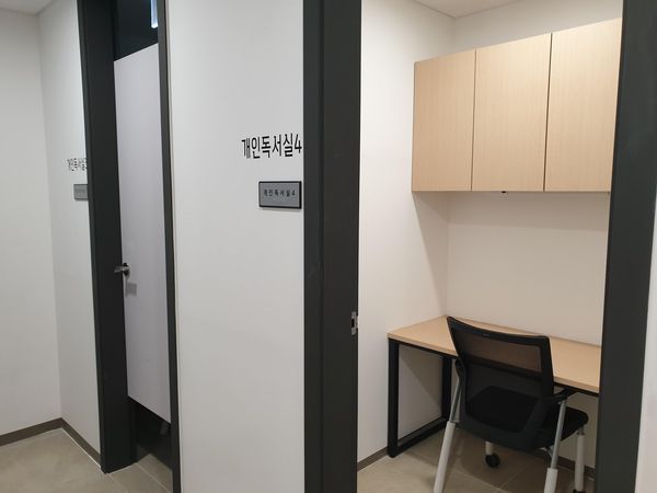 커뮤니티 시설 내 개인독서실 공간. /백윤미 기자