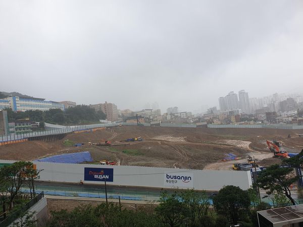 연산 롯데캐슬 골드포레 건너편에서 양정2구역을 재개발해 지어지는 양정 포레힐즈 스위첸이 공사 중이다. /백윤미 기자