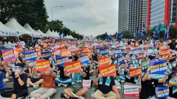 14일 서울 여의대로에서 ‘4대악(惡) 의료정책 저지를 위한 전국의사총파업 궐기대회’가 열렸다. /조선DB