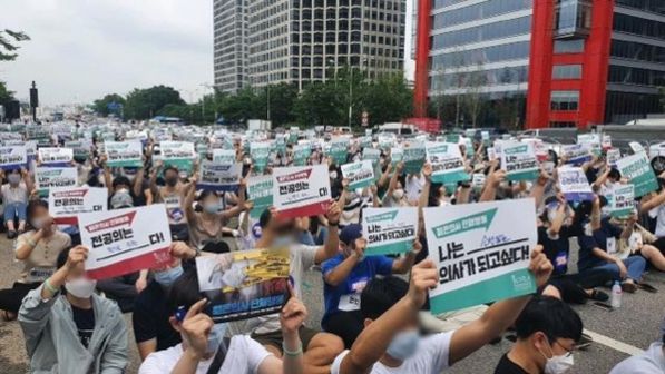 8월 초 서울 여의대로에서 전공의와 의과대학생 6000여명이 모여 앉아 의료정책 철회를 요구하고 있다/조선DB
