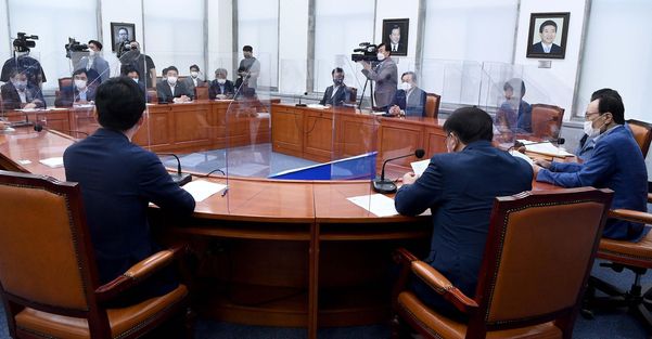 더불어민주당 이해찬(맨 오른쪽) 대표가 21일 오전 서울 여의도 국회에서 열린 최고위원회의에서 발언하고 있다.  /연합뉴스