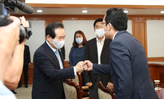정세균 국무총리와 최대집 의협회장이 24일 정부서울청사에서 면담 전 주먹인사를 하고 있다./연합뉴스