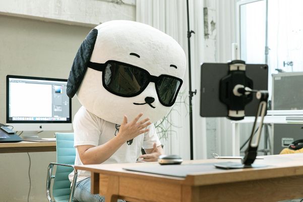 웹툰 작가 ‘김보통’씨가 20대 청춘들과 영상 통화 서비스 ‘미더스’를 통해 대화를 나누고 있는 모습. /SK텔레콤 제공