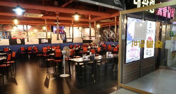 2020년 8월 26일 경기도 성남시 판교테크노벨리 유스페이스 상가 식당가에 점심시간 임에도 불구하고 손님들의 발길이 뜸하다. 코로나 재확산에 따른 재택근무로 이곳 상권이 무너지고 있다. /김연정 객원기자.