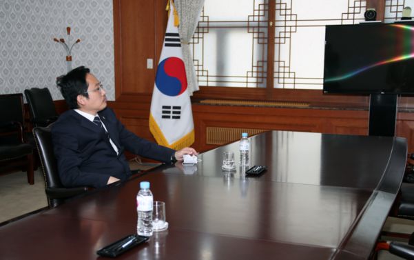 최대집 대한의사협회장이 4일 오후 서울 광화문 정부서울청사에서 관련 서명을 위해 박능후 보건복지부 장관을 기다리고 있다./연합뉴스