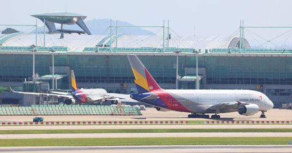 인천국제공항에 아시아나항공 여객기들이 세워져 있다. /연합뉴스