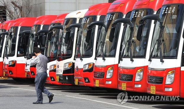 금호고속 소속 직원이 광주 광천동 고속버스터미널 뉴스퀘어에 주차된 금호고속 버스 앞을 지나고 있다. /연합뉴스