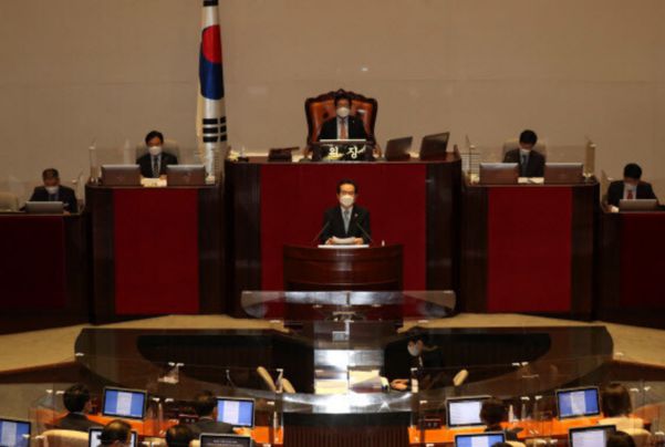 정세균 국무총리가 지난14일 오후 서울 여의도 국회에서 열린 본회의에서 2020년도 제4회 추가경정예산안에 대한 정부의 시정연설을 하고 있다./연합뉴스